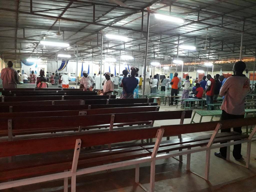 Les CCB en paroisse autour de la Croix avec les jeunes