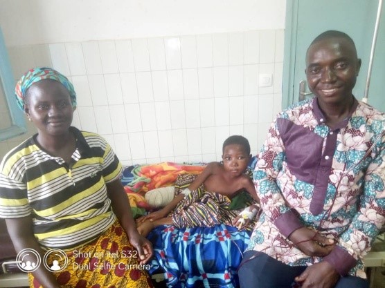 Tielourgo entre ces parents à l'hôpital après l'opération d'amputation