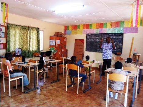enseignement de la langue des signes aux petits sourds-muets