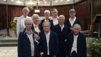 Dans l’Eglise : le groupe des Filles de la Croix 